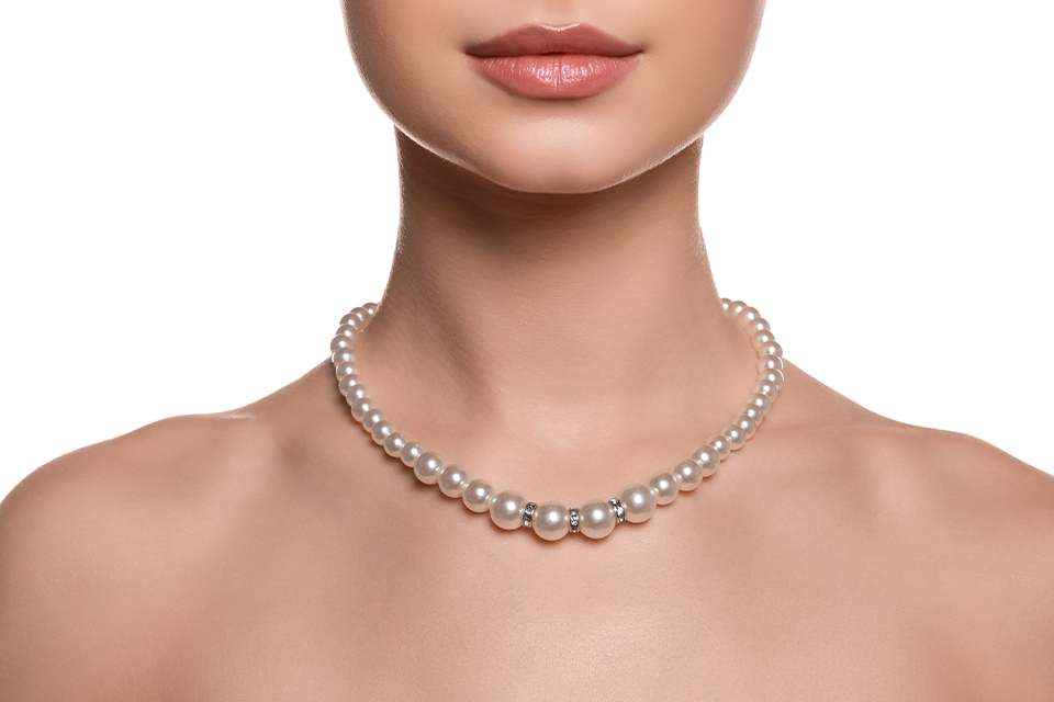 Model wearing a pearl necklace 