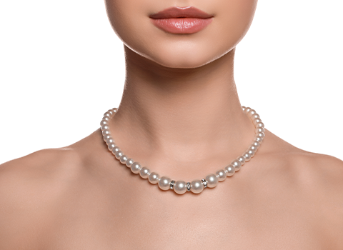 Model wearing a pearl necklace 